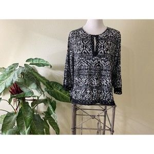 Chico's  3/ XL Woman's Black/ white Crochet trim Tunic Top key hole front